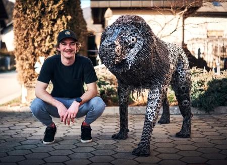 Jaka Globočnik ob levu ki ga je dokončal v začetku marca letos